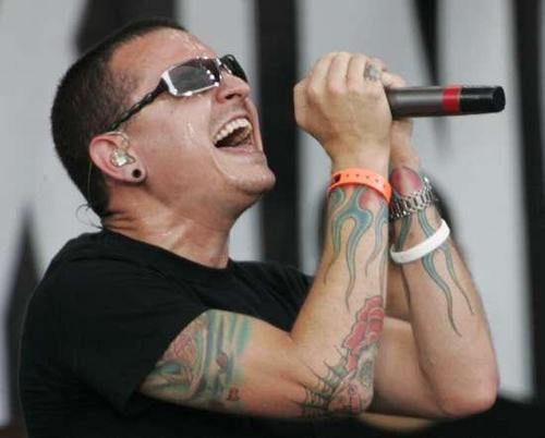 http://kerky.cz/fotogalerie/albums/celebrity/Hudba/Chester%20Bennington/chester_bennington-tetovani.jpg